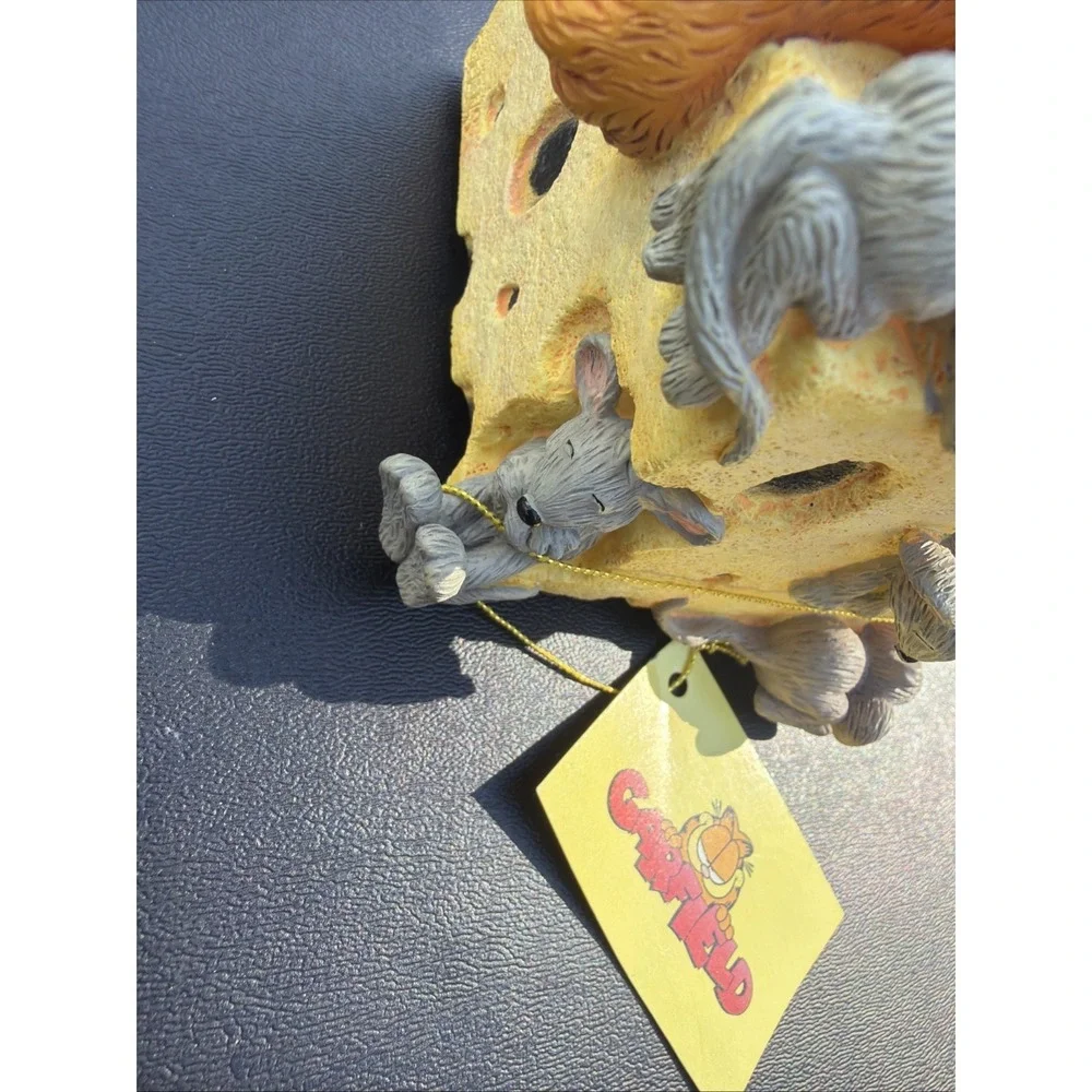 RARE Westland 2349 Paws Garfield Cat Sitting On Top Of The World Music Box Works